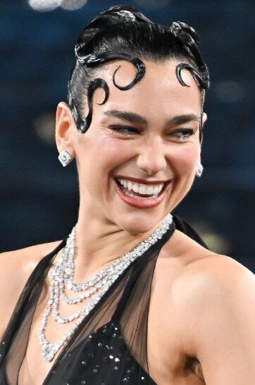 dua-lipa-teeth-in-2025
