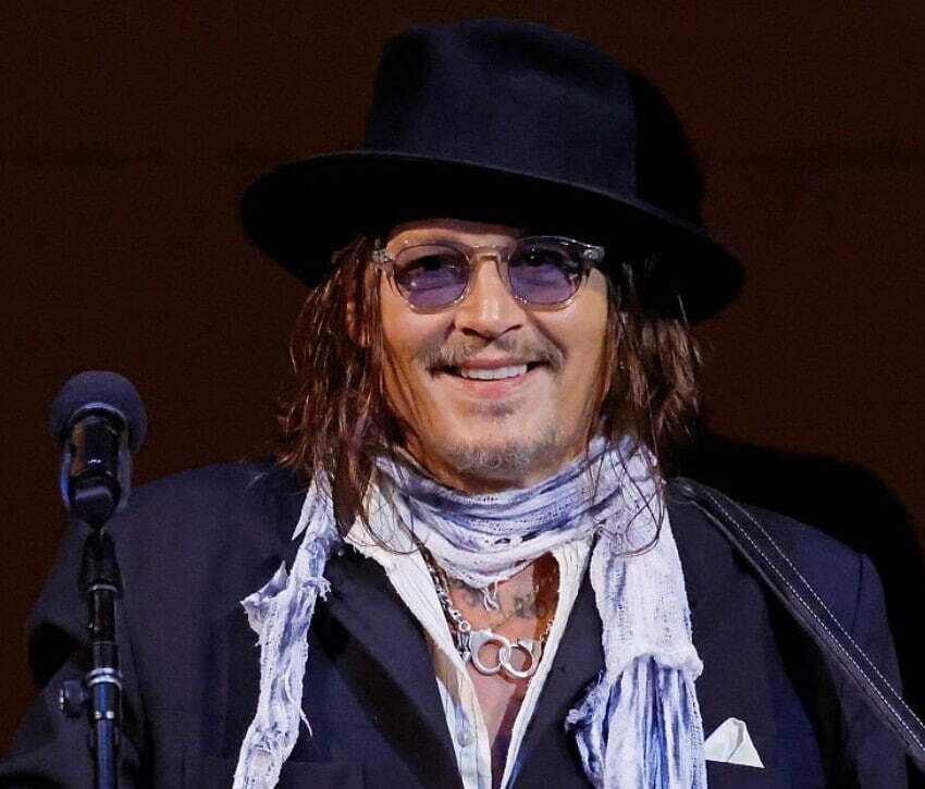 johnny depp teeth in 2025