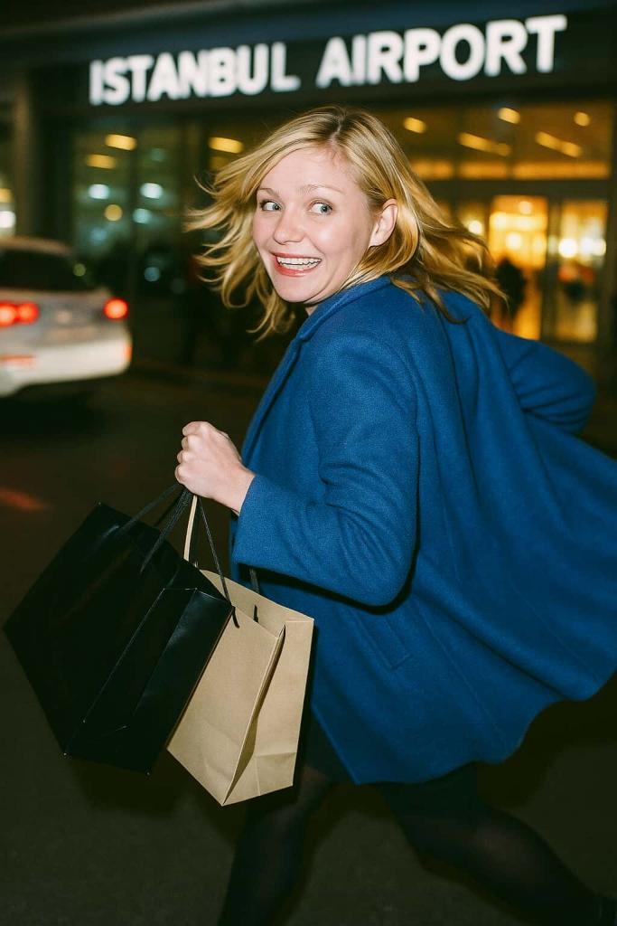 kirsten dunts in istanbul airport