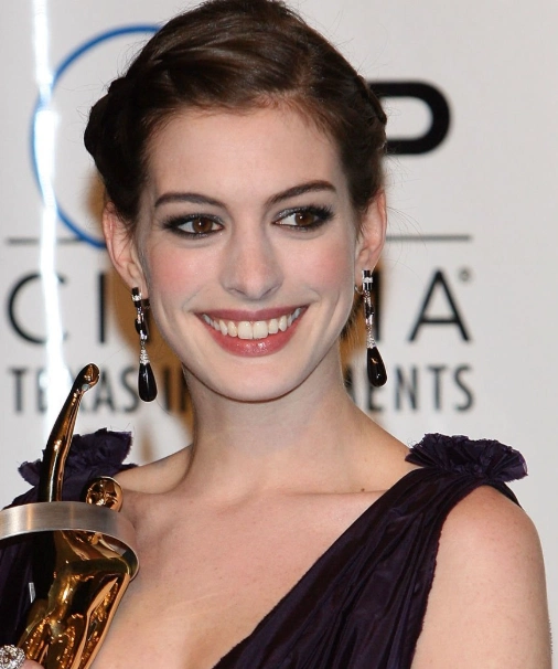 Anne Hathaway teeth in 2009