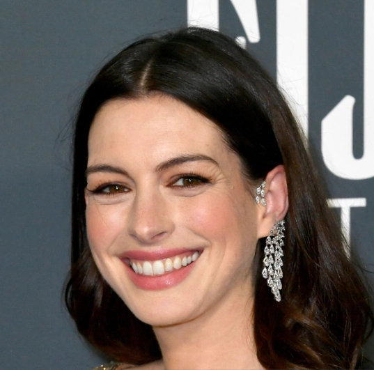 Anne Hathaway teeth in 2020