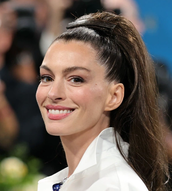 Anne Hathaway teeth in 2025