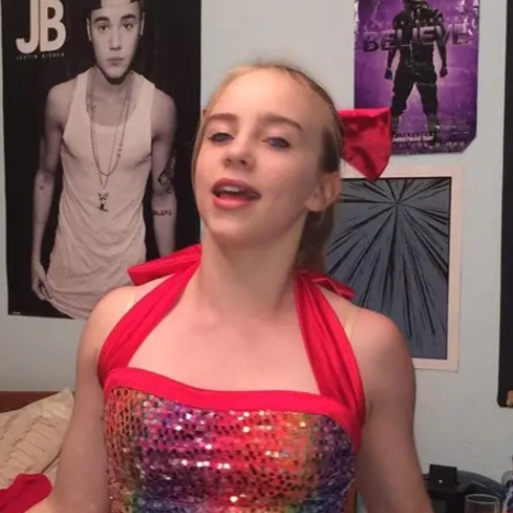 dinții lui Billie Eilish în 2014