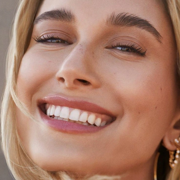 dinții lui Hailey Bieber în 2012