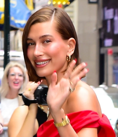 dinții lui Hailey Bieber în 2023