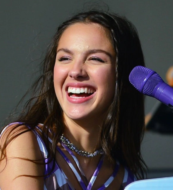 olivia rodrigo teeth in 2022