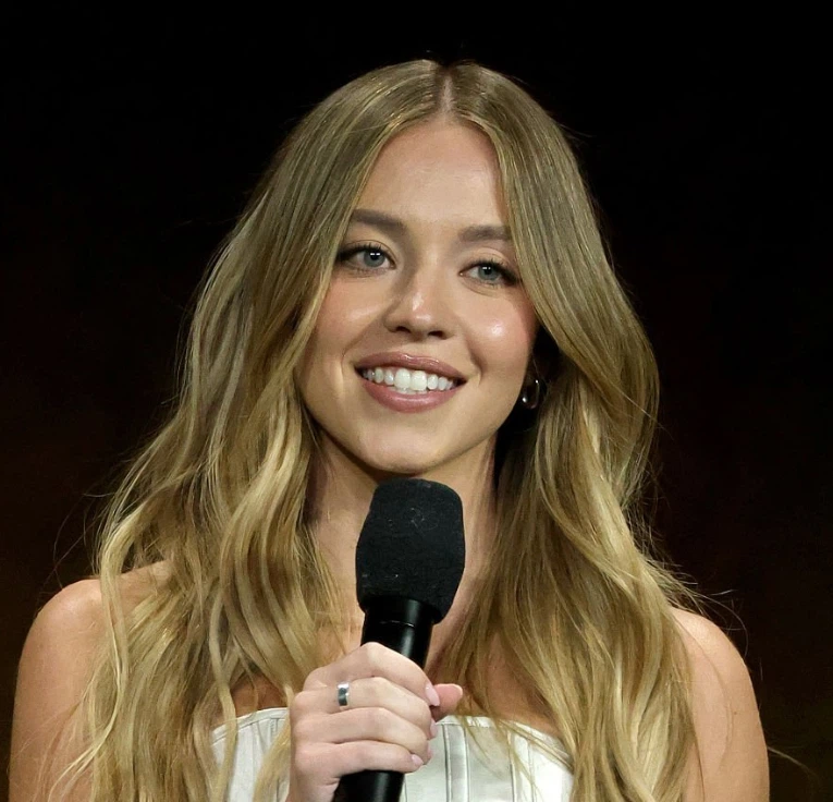 sydney sweeney teeth in 2025