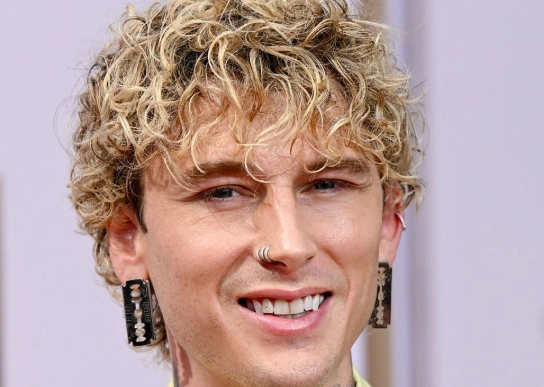 зубы machine gun kelly в 2025 году