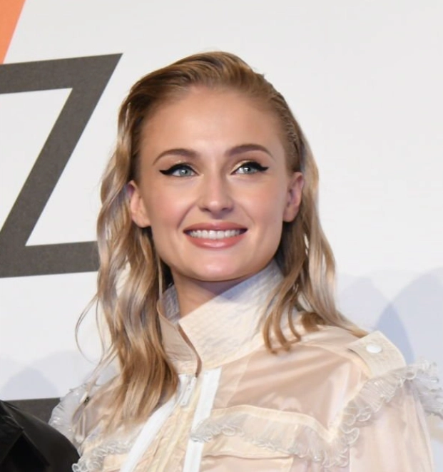 dents de sophie turner en 2018