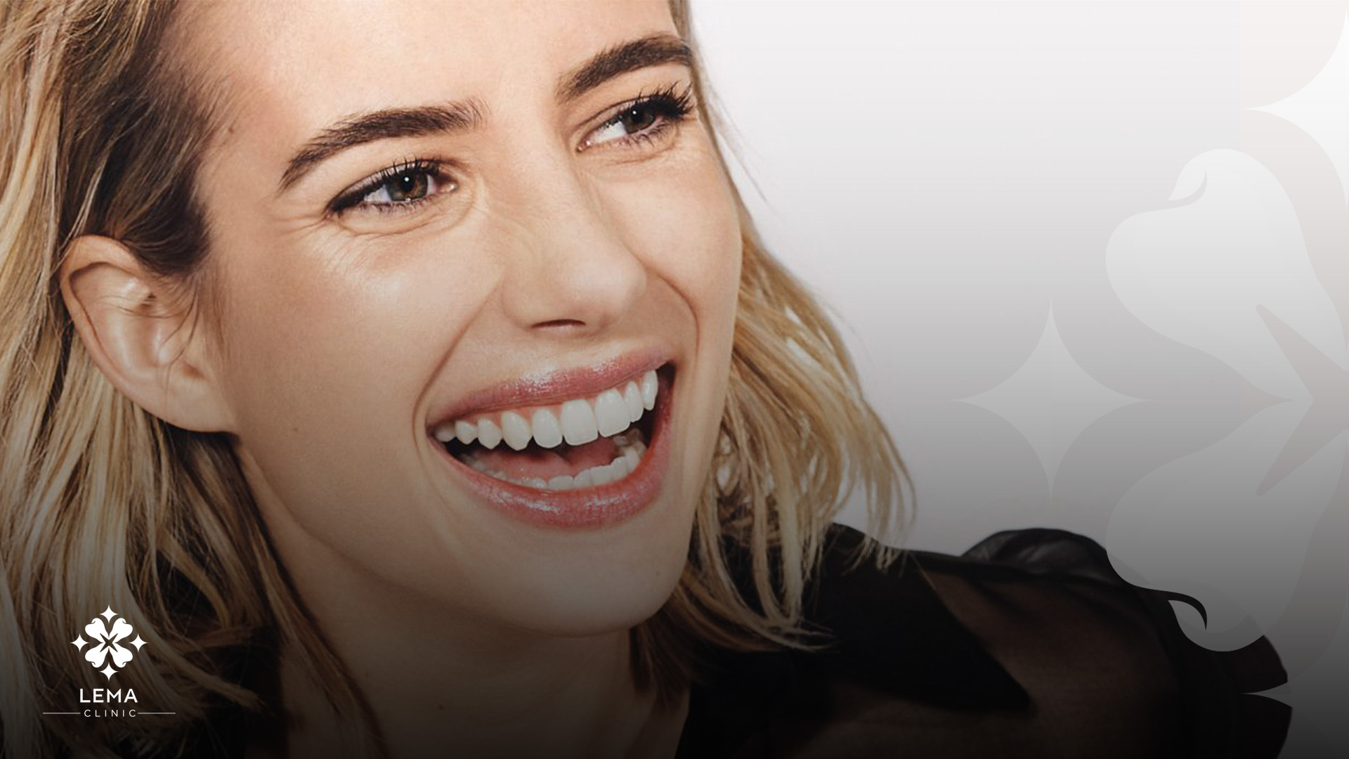 Zâmbetul De Succes Pe Covorul Roșu Al Emma Roberts